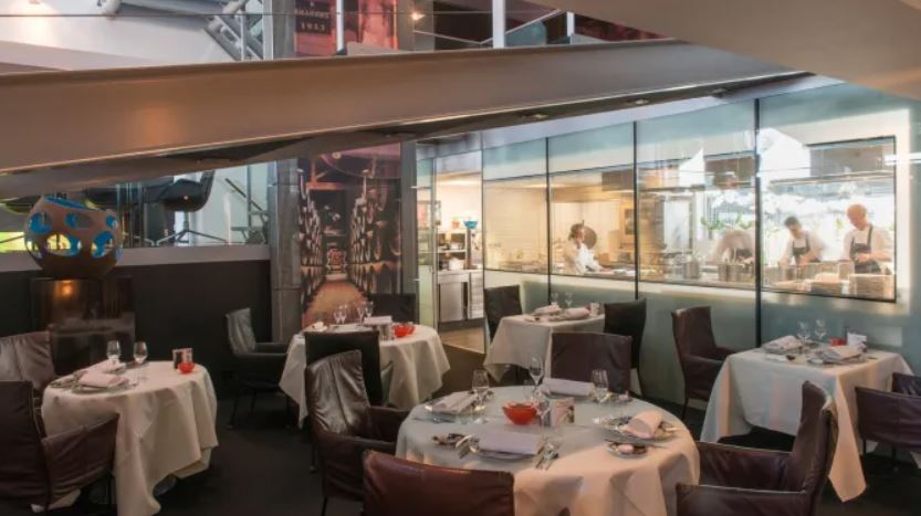 Restaurant Da Vinci, met de kenmerkende transparante keuken van Margo Reuten.